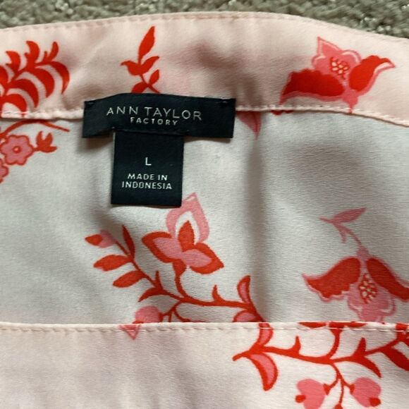 Ann Taylor factory floral blouse. Size Large. - Picture 5 of 11